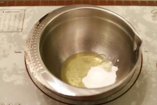 蛋白磕入无水无油的盆内，加入细砂糖，拌至糖化