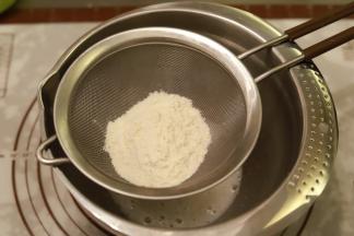 将混合好的粉类筛入蛋白内，继续搅拌均匀