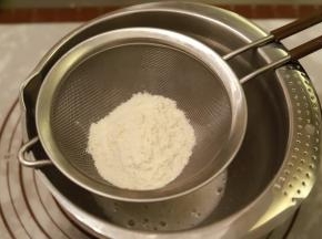 将混合好的粉类筛入蛋白内，继续搅拌均匀