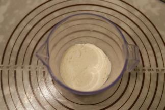 低筋面粉和杏仁粉混合均匀