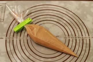 将面糊装入裱花袋，放入冰箱冷藏1小时