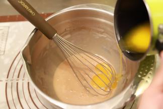 加入融化好的黄油，搅拌均匀