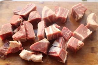 牛腩室温解冻，切成正方块。