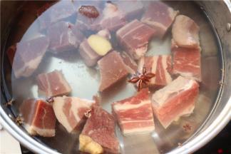 冷水入锅，加姜片葱段和八角，煮开后再煮5分钟煮出血沫。