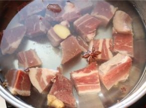 冷水入锅，加姜片葱段和八角，煮开后再煮5分钟煮出血沫。