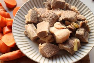 绰水后的牛腩，洗干净待用。