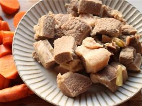 绰水后的牛腩，洗干净待用。