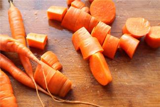 胡萝卜切小块。