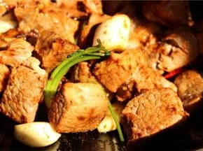 炒锅加油，下入香菜根、姜片、葱段、大蒜、花椒和干辣椒炒出香味，再加入豆瓣酱炒香，下入牛腩炒匀。