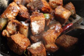 再加入白糖，继续炒匀。