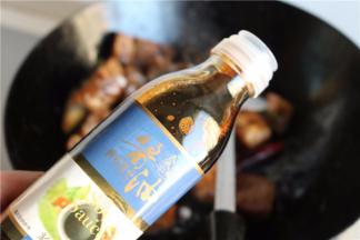 加入生抽和老抽。