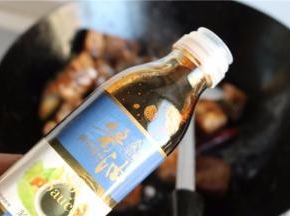 加入生抽和老抽。