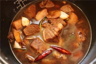 加入能没过牛腩的水，移入电压力锅。