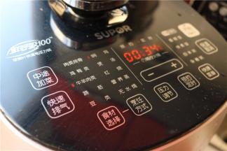 选择牛羊肉，焖炖功能，开启中途加菜，开始炖肉。