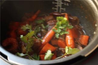 再次程序结束，再开启开盖收汁功能，收掉大部分汤，加入香菜调味即可。