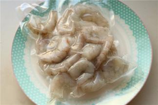 虾仁室温解冻。