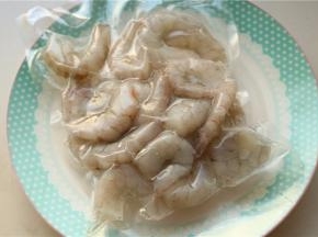 虾仁室温解冻。