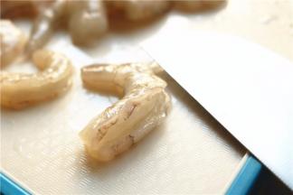 背部剖开，去除虾线。