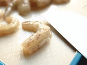 背部剖开，去除虾线。