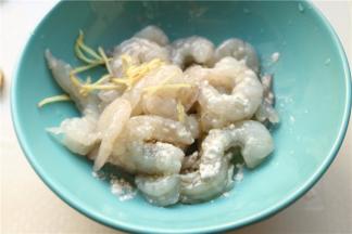 加生姜丝，盐，少许色拉油和淀粉腌制10分钟入味。