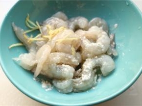 加生姜丝，盐，少许色拉油和淀粉腌制10分钟入味。