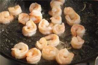 锅里放油，下入虾仁，煎至变色。盛出待用。