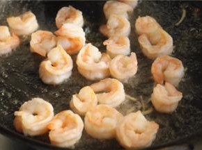 锅里放油，下入虾仁，煎至变色。盛出待用。