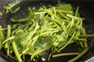 茼蒿洗净，取杆部。刚才煎虾的锅，爆香蒜末，下入茼蒿翻炒。