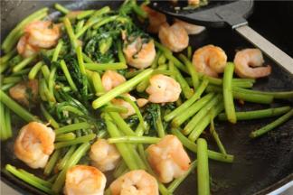 下入刚才剪好的虾仁，炒匀即可。