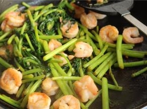 下入刚才剪好的虾仁，炒匀即可。