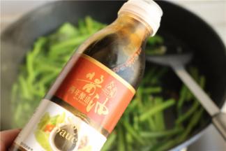 下入生抽炒匀。