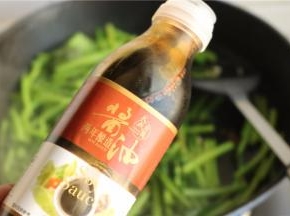 下入生抽炒匀。