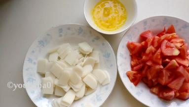 年糕切片，西红柿洗净后切滚刀小块
