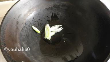 锅中放入植物油，油热后放入葱花炒出香味