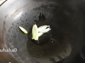 锅中放入植物油，油热后放入葱花炒出香味