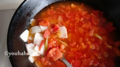 水烧开后，放入年糕