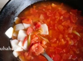 水烧开后，放入年糕