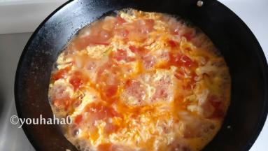 煮至年糕漂浮在表面，打入鸡蛋液，煮至蛋花浮起即可关火