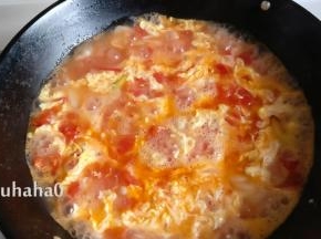 煮至年糕漂浮在表面，打入鸡蛋液，煮至蛋花浮起即可关火