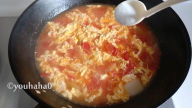 适量的盐调味后，即可盛出，天冷的季节来一碗，浑身暖洋洋的