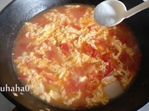 适量的盐调味后，即可盛出，天冷的季节来一碗，浑身暖洋洋的