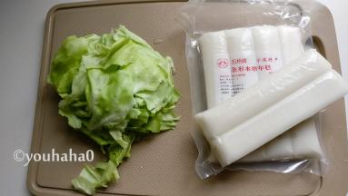 准备食材，包菜洗净用手撕成大块，年糕切片