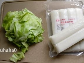 准备食材，包菜洗净用手撕成大块，年糕切片