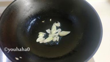 锅中放适量的植物油，温热时放入葱花炒出香味