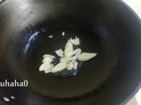 锅中放适量的植物油，温热时放入葱花炒出香味