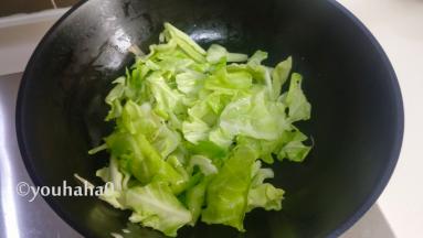 放入包菜翻炒至软