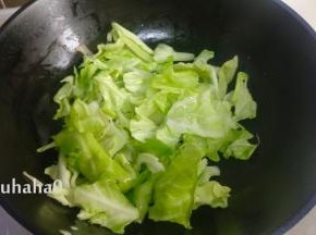 放入包菜翻炒至软