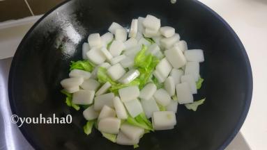 放入切片的年糕一起翻炒