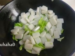 放入切片的年糕一起翻炒