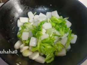 加入适量的清水炒制年糕变软，要不停的翻炒，避免年糕粘锅